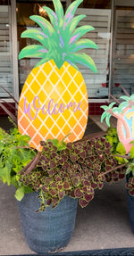 Load image into Gallery viewer, Welcome Pineapple Metal Outdoor Stake
