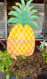 Load image into Gallery viewer, Welcome Pineapple Metal Outdoor Stake
