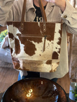 Load image into Gallery viewer, Cowhide and Leather Tote in Brown and White
