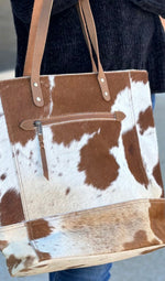 Load image into Gallery viewer, Cowhide and Leather Tote in Brown and White
