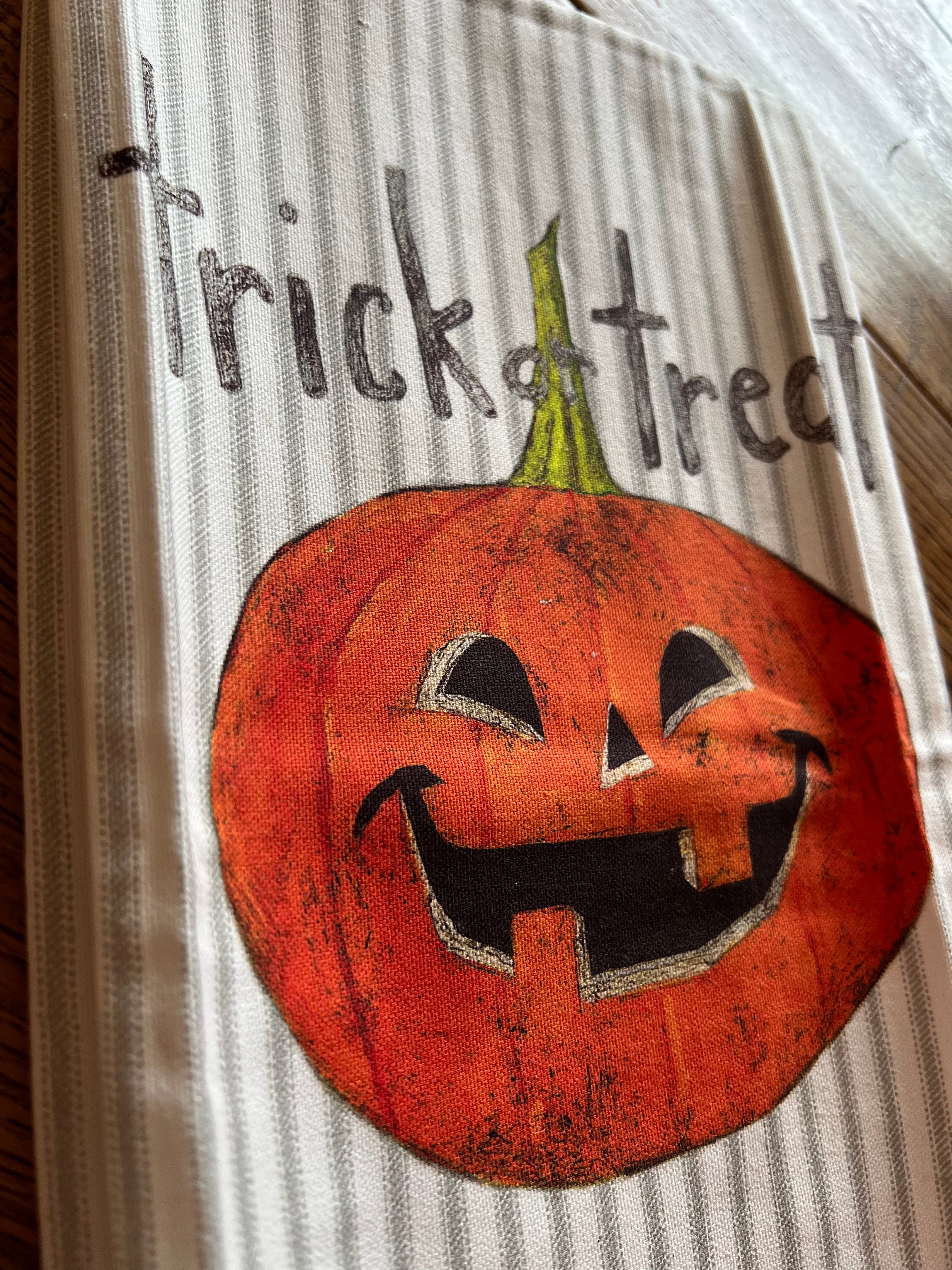 "Trick or Treat" Jack O' Lantern Hand Towel